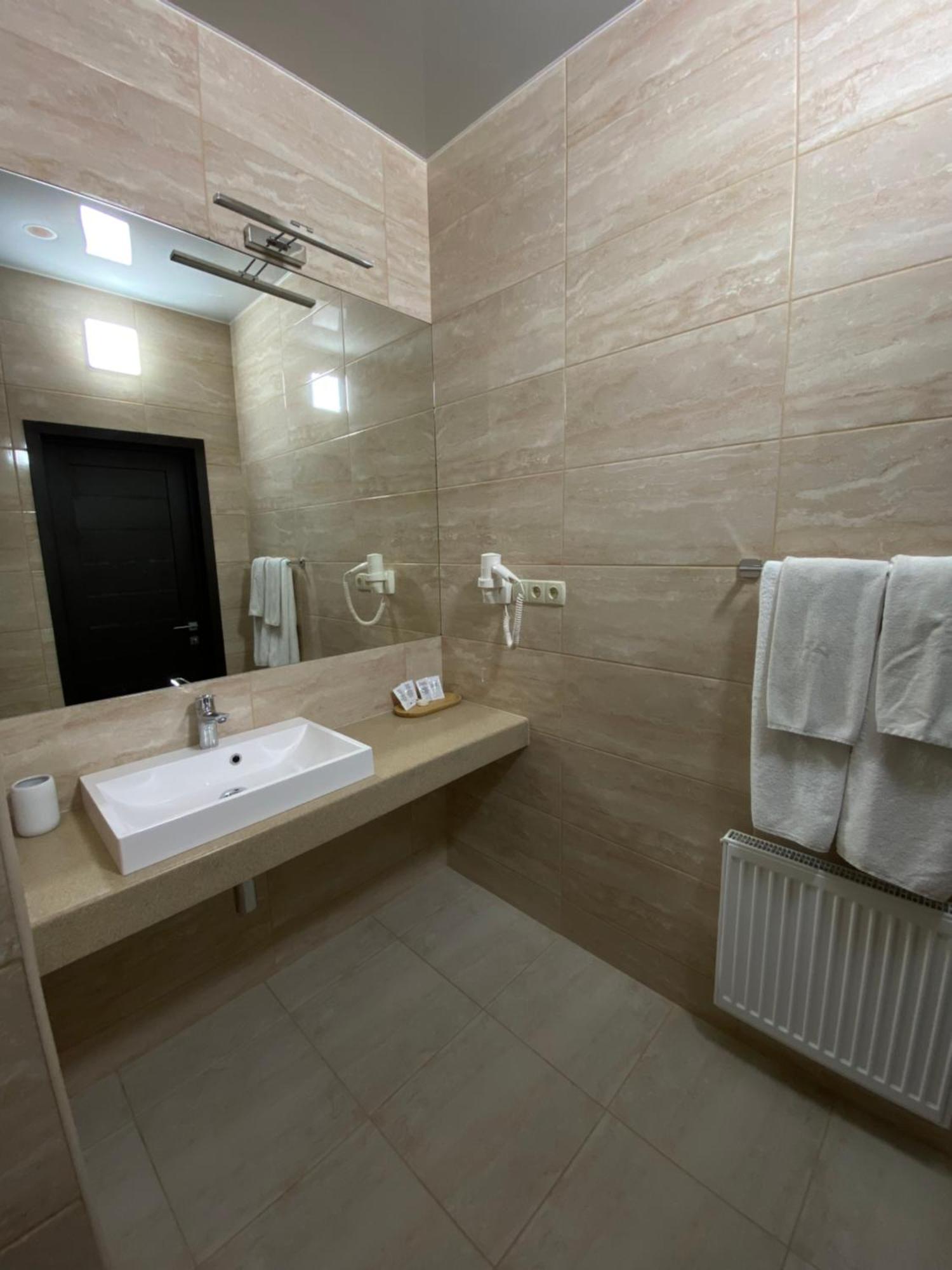 Status Hotel Poltava Exterior foto